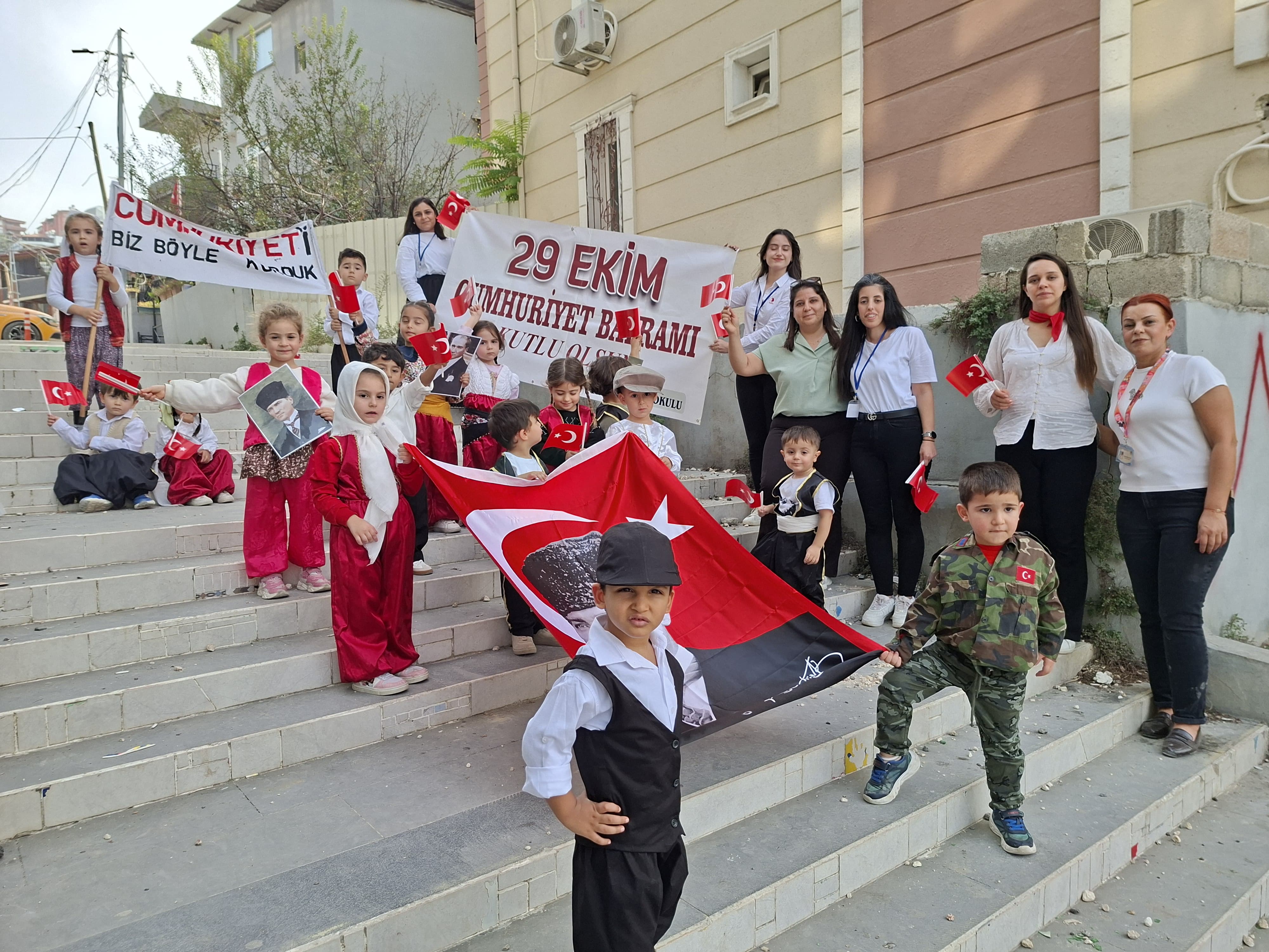 MAVİ ZAMBAK ANAOKULU’NDAN DEFNE’DE UNUTULMAZ CUMHURİYET COŞKUSU: