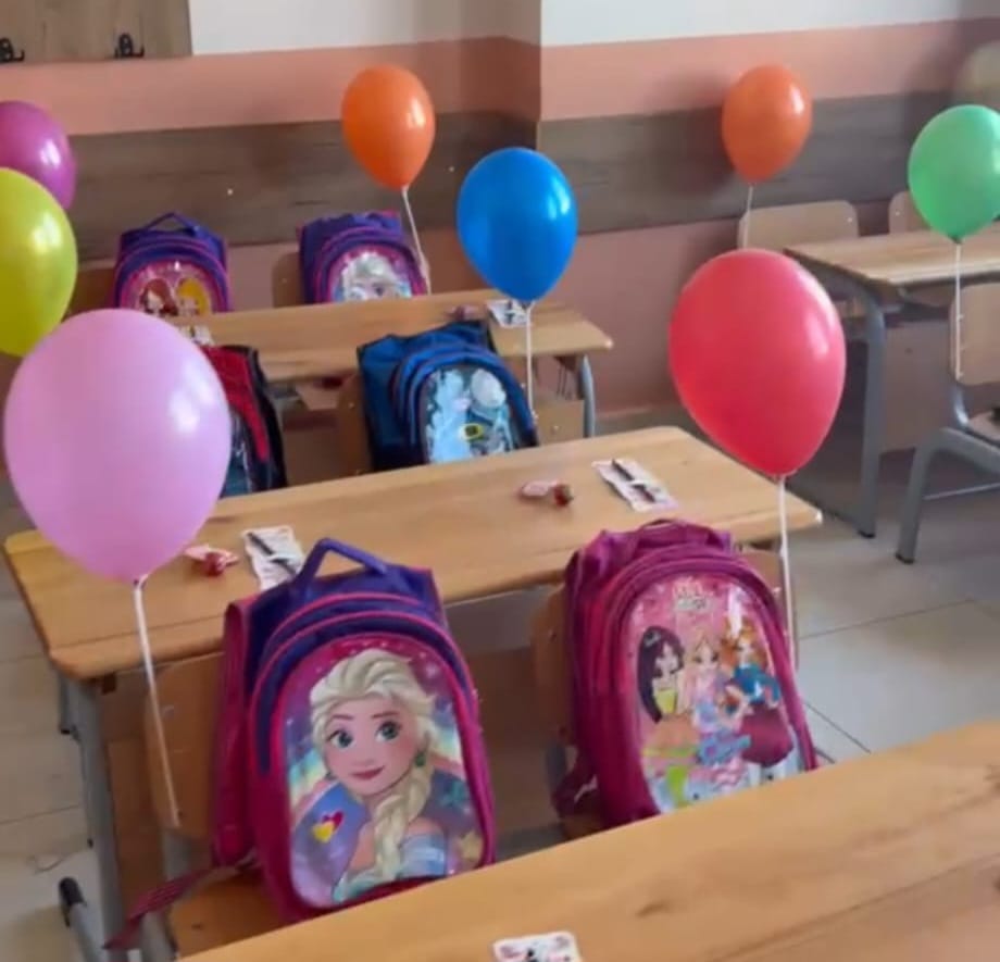 DÜNYA MAĞDURLAR DERNEĞİ’NDEN HATAY’DA 50 ÖĞRENCİYE ÇANTA DESTEĞİ