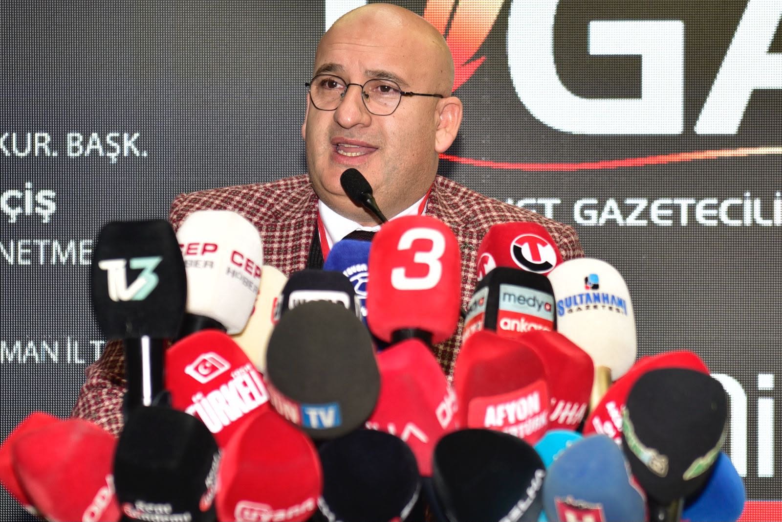 TİGAD GENEL BAŞKANI OKAN GEÇGEL’DEN MAHMUD ABBAS’A ZEHİR ZEMBEREK TEPKİ: “FİLİSTİN DAVASINI SAVUNURKEN KİMİN YANINDA DURDUĞUNUZU İYİ DÜŞÜNÜN!”
