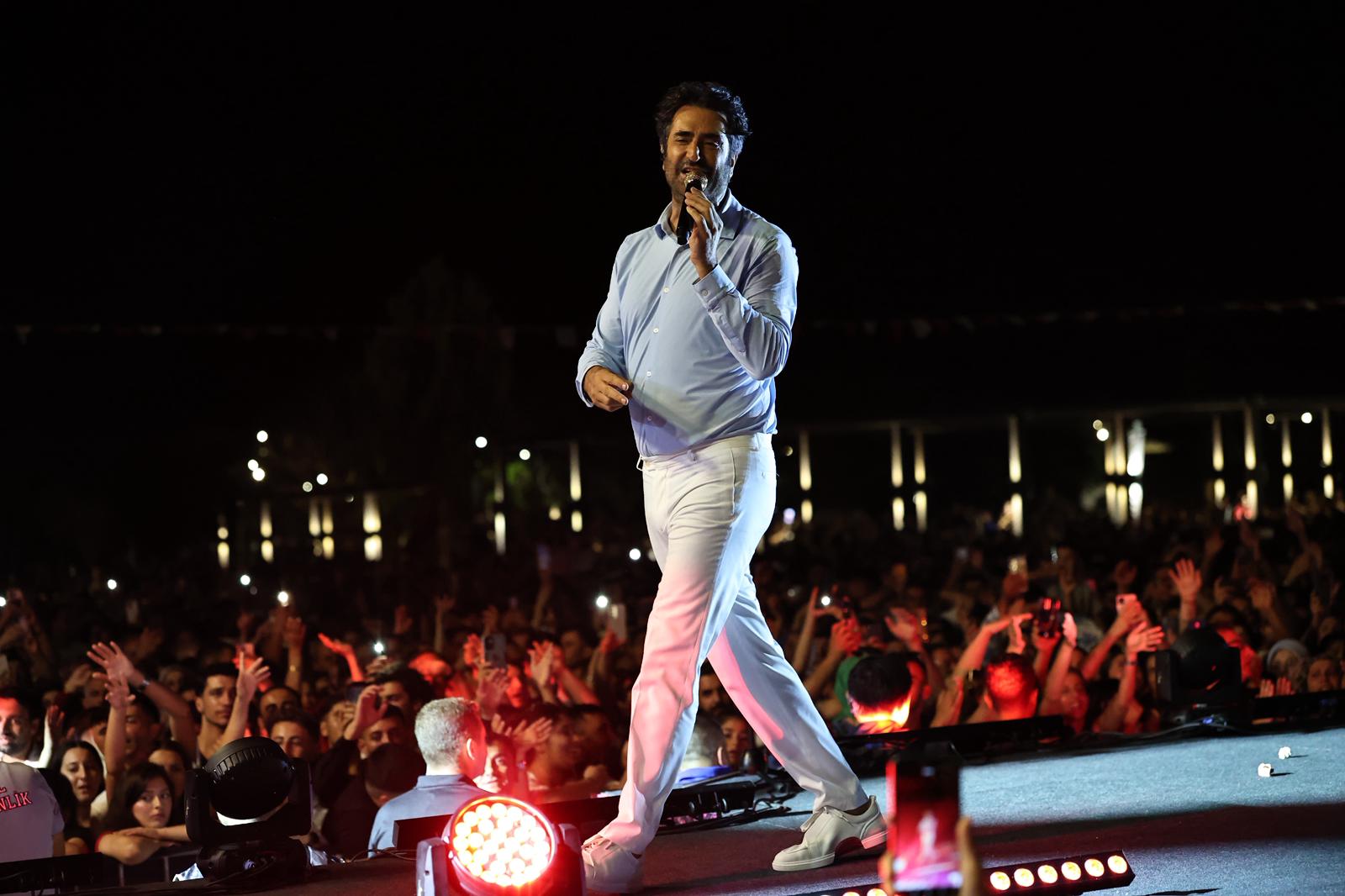 Yüz Bin Kişi Mahsun Kırmızıgül Konserinde Buluştu