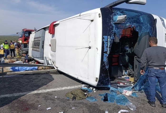MANİSA’DA OTOBANDA DEHŞET: TIR İLE YOLCU OTOBÜSÜ ÇARPIŞTI! 11 ÖLÜ, 26 YARALI