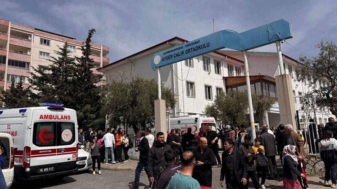 MANİSA'DA LİSE ÖNÜNDE KANLI SALDIRI: 8 YARALI