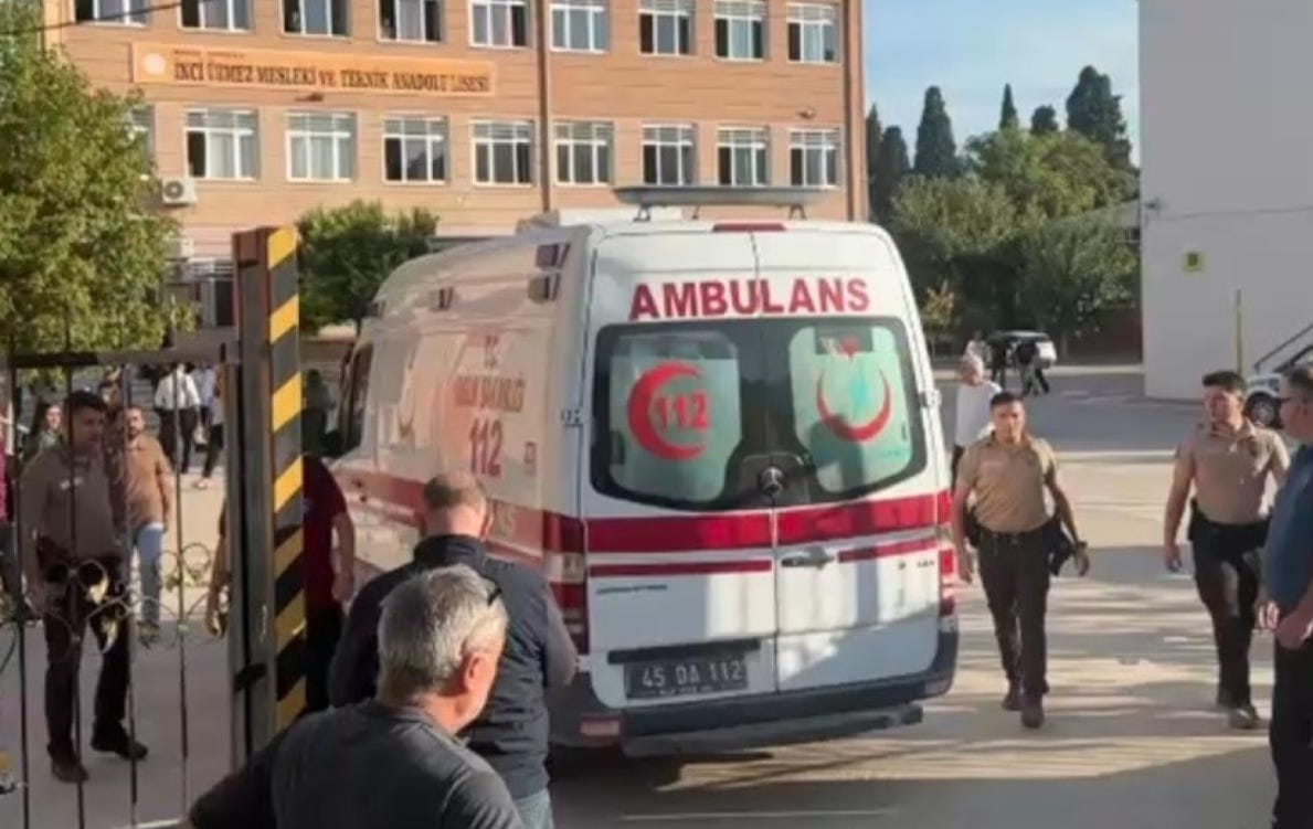 MANİSA'DA LİSE ÖNÜNDE KANLI SALDIRI: 11 YARALI