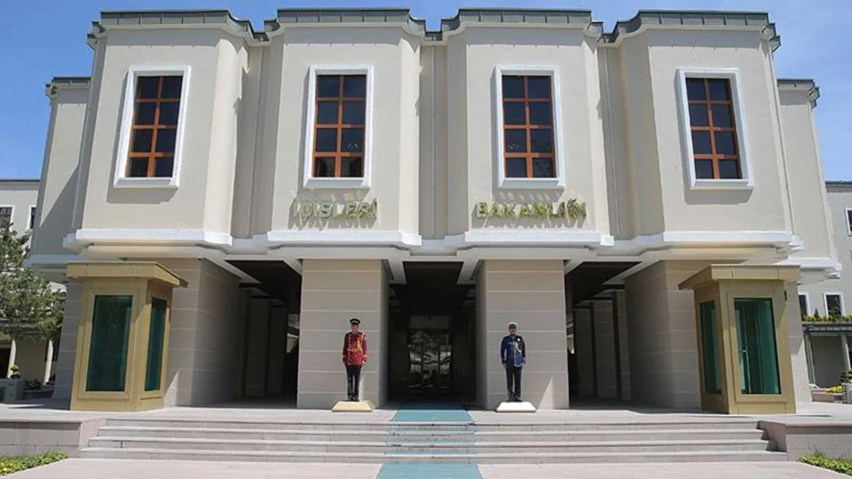 İçişleri Bakanlığı iki belediye başkanını görevden uzaklaştırdı